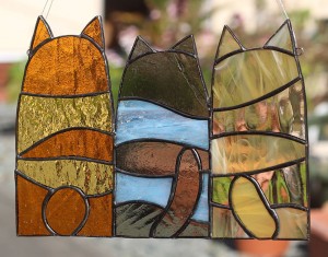 3匹の猫の後ろ姿